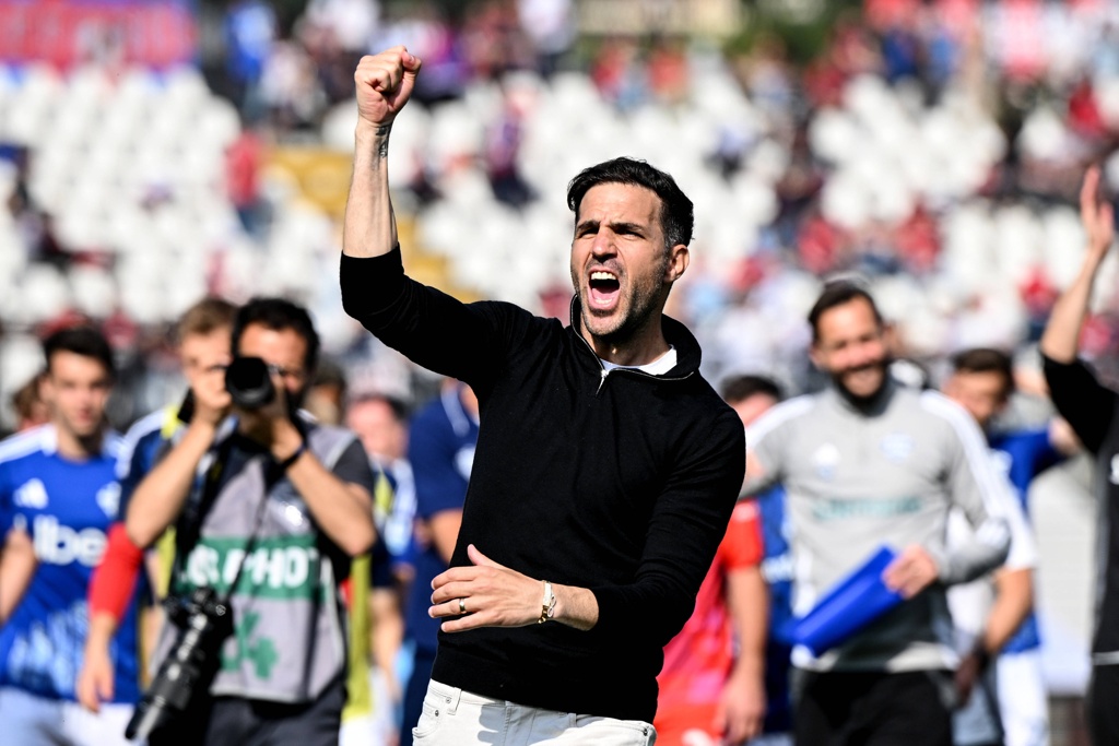 小法：丢球时我们有球员因接受治疗离场，对红牌判罚暂时不予评价